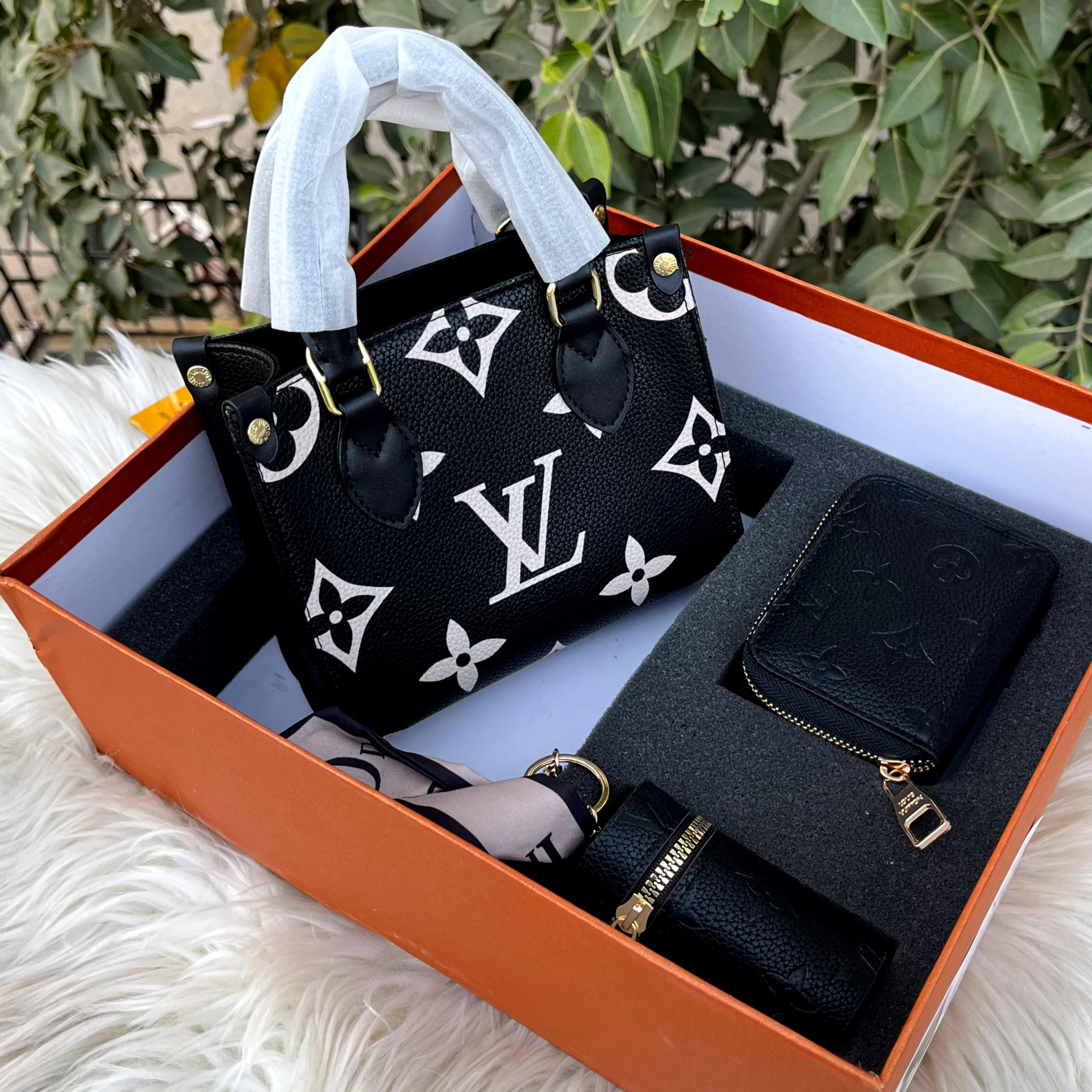 L-V 3 Piece Set Black & White - Image 3